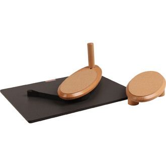 Support de jonglerie avec une base noire et deux plateformes ovales en bois, l'une avec un tuteur vertical, et l'autre plate et détachable. Les surfaces de contact sont en liège pour une meilleure prise.