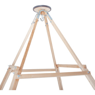 Support en bois pour jonglage avec un plateau supérieur circulaire et une fixation en métal. Trois pieds en bois se rejoignent au sommet, offrant une structure stable. Le design est minimaliste et fonctionnel, idéal pour maintenir un accessoire de jonglag