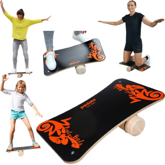 Image montrant le matériel de jonglerie Pedalo® Rola-Bola Next. Plusieurs personnes, dont des adultes et des enfants, utilisent la planche sur un rouleau en bois, pratiquant l'équilibre et le jonglage. La planche est ornée de motifs stylisés en orange sur