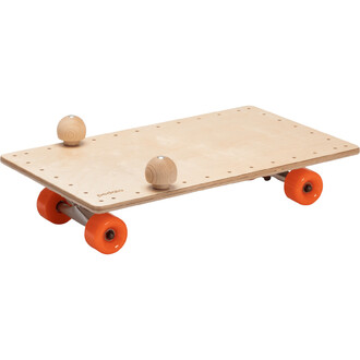 Planche de skate en bois avec deux roulettes orange à l'avant et à l'arrière, et deux sphères en bois positionnées sur la surface pour l'équilibre. La planche présente des perforations sur les bords et un design simple et épuré.