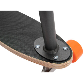 Vue rapprochée d'une planche de scooter avec un plateau noir texturé et un poteau de support, fixée à la planche par une base ronde. Les vis métalliques fixent le poteau au plateau, et un embout orange est visible à l'extrémité du plateau.