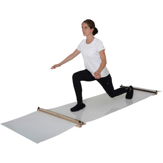 Femme effectuant un exercice en position de fente sur une surface glissante, portant un t-shirt blanc et un legging noir. Elle semble concentrée et en équilibre, avec les mains en avant pour se stabiliser.