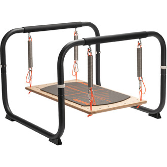 Plateforme de jonglage avec cadre en métal noir, équipée de ressorts et de suspensions, surface en bois avec revêtement antidérapant, conçue pour la pratique de diverses acrobaties et tricks.