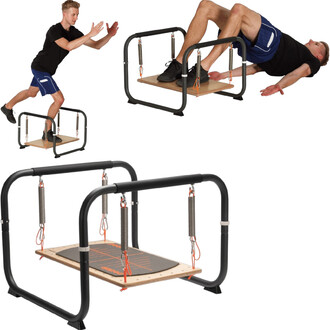 Image montrant le Pedalo® Stabilisateur Sport, avec trois positions : un utilisateur exécutant un exercice debout sur l'appareil, un autre exercice en position assise, et une vue du stabilisateur avec ses ressorts et plateforme en bois.