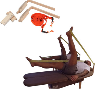 Image montrant un homme allongé sur une table de massage, utilisant des élastiques de stretching. On voit également des accessoires en bois, incluant des supports et une sangle orange.