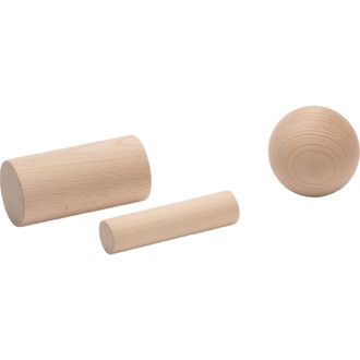 Trois accessoires de jonglerie en bois non traité : un grand cylindre, un cylindre moyen et une boule, tous de couleur beige claire, disposés sur un fond blanc.