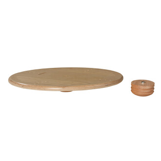 Un disco ovale in compensato con scanalature decorative, accompagnato da un supporto circolare in legno. Il tutto è presentato su sfondo bianco.