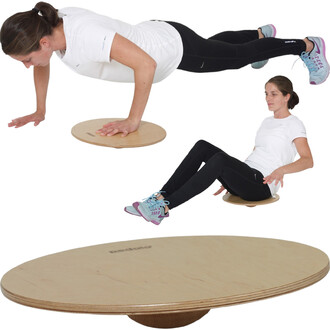 Femme faisant des exercices sur le Pedalo® Trimm-Top 380, montrant deux positions : une en planche avec les mains posées sur la plateforme, l'autre assise sur la plateforme avec les pieds en l'air. La plateforme est ronde et en bois.