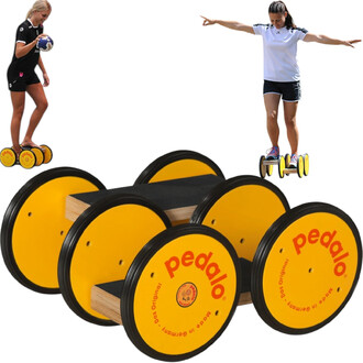 Produit Pedalo® double six roues, avec un socle en bois équipé de six roues jaunes. Deux personnes effectuent des exercices d'équilibre sur les roues : l'une est à gauche, debout sur une paire de roues, et l'autre à droite, se tenant en équilibre sur une 