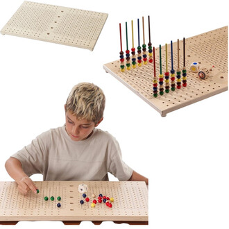 Ensemble de jeu de table en bois avec des billes colorées et des bâtons. Un enfant joue sur une surface perforée, disposant des billes vertes et bleues sur sa droite et des billes rouges et jaunes sur sa gauche. À côté, il y a un dé et un plateau de jeu a