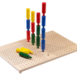 Jeu de construction en bois avec des colonnes de pièces colorées (rouges, bleues, vertes et jaunes) disposées sur un plateau perforé, avec des numéros et une grille visible.