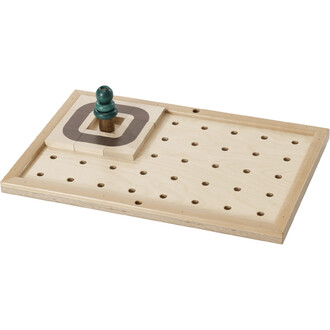 Plateau en bois de hêtre avec un motif de trou, portant un pion en bois vert et un carré de pièces de puzzle en bois avec un contour noir.