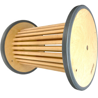 Pedale in legno, cilindro composto da lamelle orizzontali circondate da due piastre circolari con bordo grigio.