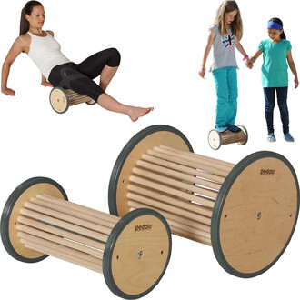 Image montrant le Petit rouleau Pedalo®, avec une femme assise dessus et des enfants l'utilisant. Le rouleau est en bois avec des rouleaux latéraux noirs. L'image illustre les différentes manières de jouer et d'interagir avec le produit.