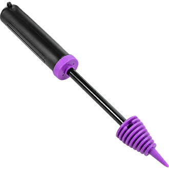 Petite pompe à air manuelle noire à double action avec embout violet et gaine spiralée violette.