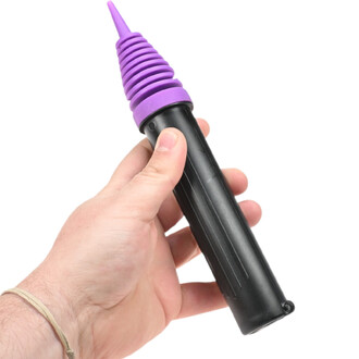 Petite pompe double action noire avec embout violet, tenue par une main