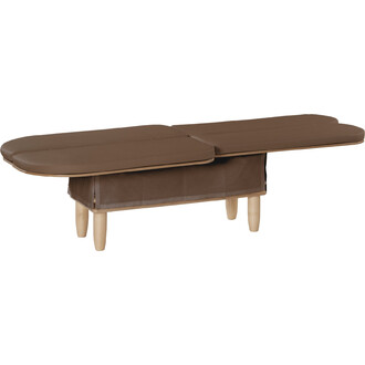 Table de massage pliable avec surface rembourrée en cuir synthétique marron, pieds en bois clair, et revêtement en tissu autour de la base pour un look soigné.