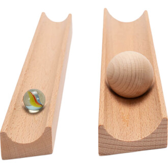 Deux rails en bois clair sont présentés, l'un portant une bille de verre colorée et l'autre une boule en bois. La bille de verre est située à gauche, tandis que la boule en bois est à droite, chaque objet reposant dans son propre rail.