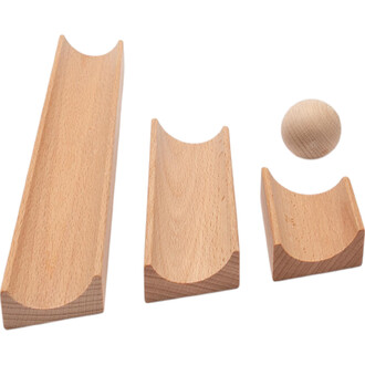 Trois rampes en bois d'érable de différentes tailles, avec une boule en bois à côté. Les rampes ont des extrémités arrondies et sont conçues pour permettre à la boule de rouler de manière fluide.