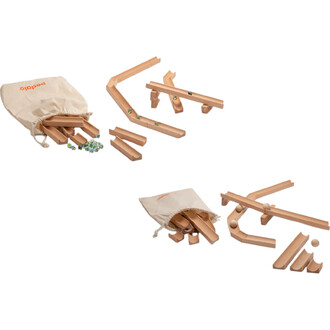 Pezzi di legno per giocoleria, tra cui blocchi di diverse forme e dimensioni, accompagnati da biglie colorate, il tutto riposto in una borsa di tessuto beige con il logo del pedalò.