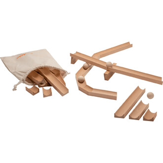 Set di giocattoli in legno comprendente elementi di costruzione come binari e blocchi, con diverse piccole palline di legno. È visibile una custodia in tessuto contenente pezzi aggiuntivi.