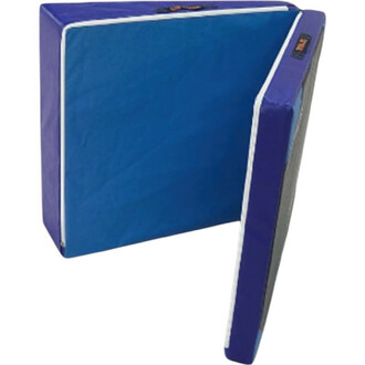 Matelas pliable de couleur bleue, avec une structure rectangulaire et des bords renforcés. Le matelas est partiellement ouvert, montrant la texture du tissu et l'intérieur rembourré.