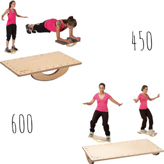 Pedana basculante in legno Pedalo K70 con ruota sottostante, che mostra una donna in rosa mentre esegue un plank sull'attrezzo per l'allenamento dell'equilibrio.