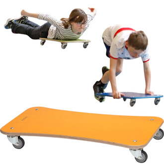 Image de la planche à roulettes Pedalo® Color Indoor avec des enfants en train de jouer dessus. Un enfant à gauche est allongé sur une planche verte, tandis qu'un autre enfant à droite est en position accroupie sur une planche bleue. La planche orange est