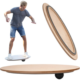 Homme en équilibre sur une planche à roulettes Pedalo®, avec un design ovale en bois, et un élément en caoutchouc noir en dessous. La planche est présentée en vue latérale, mettant en avant sa surface lisse et sa construction robuste.