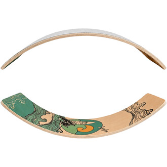 Planche d’équilibre F2, modèle en cours de fabrication : planche incurvée en bois lamellé avec motif vert et dessin graphique sur le dessus, vue en gros plan montrant les couches internes.