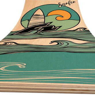 Planche d’équilibre en bois avec illustration graphique de surfeur sur une vague verte et orange, style dessin linéaire noir sur fond bois.