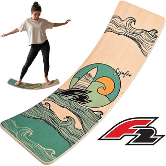 Houten F2-balanceboard, geïllustreerd met groene golven en een surfer, waarop een vrouw op blote voeten in een balancerende positie te zien is, en het rood-zwarte F2-logo.