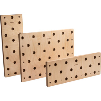 Plateaux en bois de contreplaqué avec des trous ronds, présentés en trois tailles différentes. Les plaques sont lisses et montrent un motif de perforations uniformes. Une des plaques est verticale tandis que les autres sont horizontales, chacune portant l