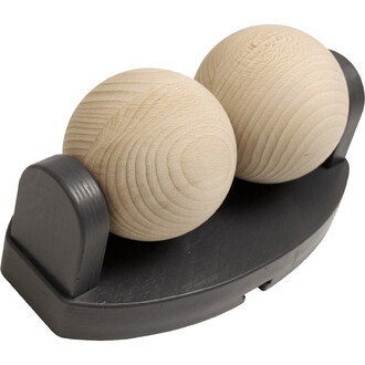 Deux boules en bois clair reposent sur un support noir, formant un ensemble. Les boules présentent une texture lisse avec des motifs de veines visibles, tandis que le support est courbé et a une finition mate.