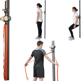 Plans à massage Pedalo® : image montrant des exercices de massage à l'aide de la planche, avec une femme se tenant contre le mur pour un massage dorsal et un homme utilisant des bandes élastiques pour un exercice de renforcement musculaire. Les accessoire