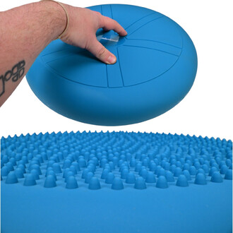 Main tenant une planche de jonglerie de couleur bleue avec une surface texturée sous un coussin de stabilité également bleu, sur fond blanc.