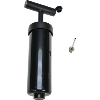 Pompe manuelle noire pour le Plankpad - Air Pad, avec un tuyau de gonflage et une aiguille de valve.