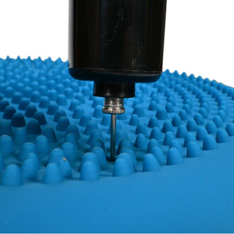 Image montrant un gonfleur en train de remplir un Plankpad - Air Pad. Le pad est bleu et sa surface est recouverte de petites pointes en relief, illustrant le design de l'Air Pad.