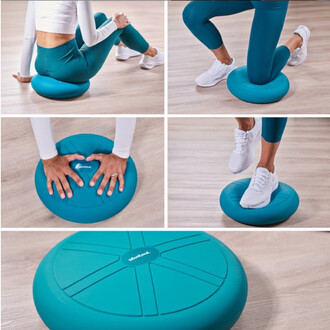 Images du Plankpad - Air Pad, montrant un coussin d'équilibre en forme de disque turquoise utilisé de différentes manières : une personne assise dessus, une autre à genoux, des mains poussant sur le coussin, et des pieds debout sur le coussin. Le sol est