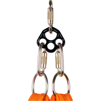 Plaque d’ancrage aérienne Prodigy noire à quattro orifices, avec trois mousquetons en acier reliés à des sangles orange.