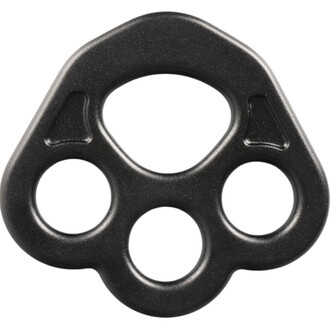 Plaque d’ancrage aérienne Prodigy, noire, en forme triangulaire arrondie avec un grand trou central et trois petits trous périphériques.