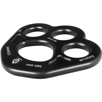 Plaque d’ancrage aérienne Prodigy noire en forme de trèfle avec quatre ouvertures circulaires et une fente rectangulaire sur le bord, vue en perspective.