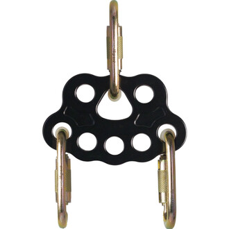 Plaque d’ancrage aérienne Prodigy noire avec trous circulaires et trois mousquetons à verrou attachés.