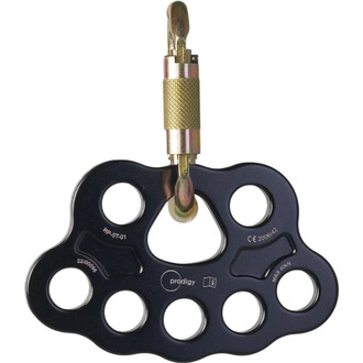 Plaque d’ancrage aérienne Prodigy bleue foncée avec trous ronds multiples et mousqueton doré fixé au sommet.