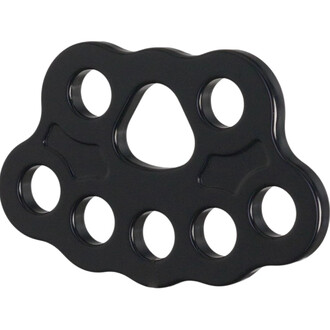 Plaque d’ancrage aérienne Prodigy noire, forme fluide type fleur avec un grand orifice central en forme de goutte et plusieurs trous de fixation autour.