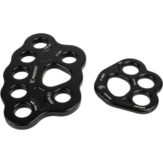 Plaques d’ancrage aérienne Prodigy noires, ensemble de deux pièces (grande plaque à trous multiples et petite plaque à quatre trous) pour le montage d’un système d’ancrage.