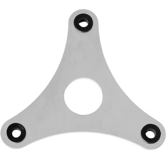 Ampia piastra di ancoraggio metallica triangolare con tre bordi arrotondati, ciascuno con un foro per la vite, e un foro centrale. La superficie è liscia e lucida, il che suggerisce una finitura in acciaio inossidabile.