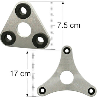 Piastra di ancoraggio triangolare in acciaio inox spazzolato con tre fori di fissaggio circondati da anelli in gomma nera e un ampio foro centrale; dimensioni visibili nell'immagine: circa 17 cm di altezza e 7,5 cm di larghezza.