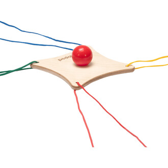 Un support en bois en forme d'étoile avec une balle rouge au centre, entouré de quatre fils de couleurs différentes (rouge, vert, bleu et jaune) qui sortent des coins.