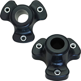 Hub en plastique noir avec plusieurs orifices pour la connexion, présentant un design ergonomique et moderne, idéal pour les activités de jonglerie.